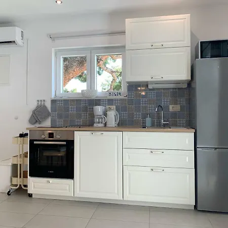 17 Pines ماكارسكا