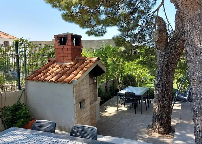17 Pines Apartment