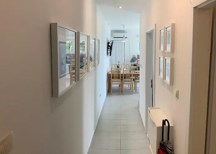 17 Pines Apartment *