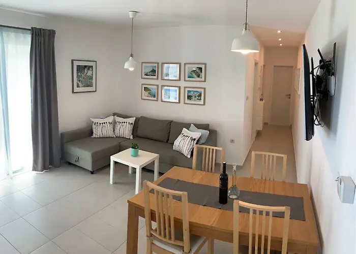 17 Pines Apartment